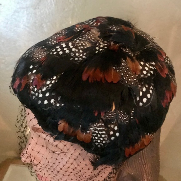 FABULOUS 1950s' BLACK/RUST/WHITE DOTTED FEATHER COCKTAIL HAT WITH BLACK VEIL - Picture 4 of 10